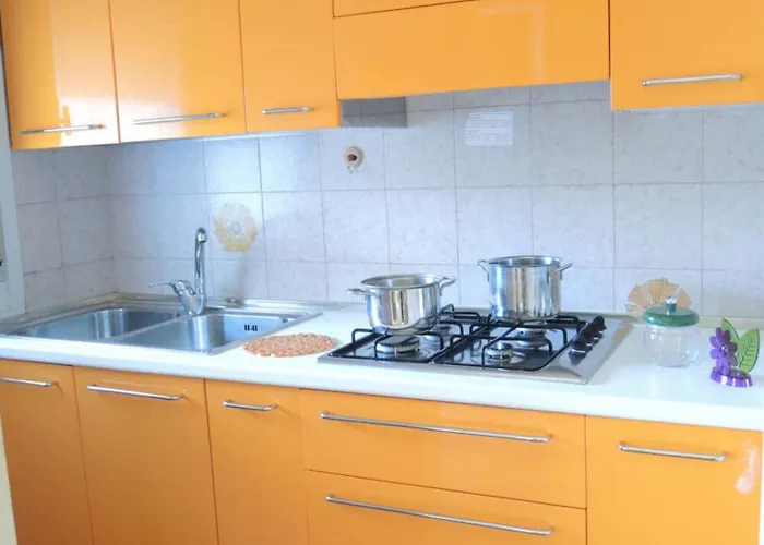 アパート Cozy Flat With Shared Pools And Private Garden ビビオーネ